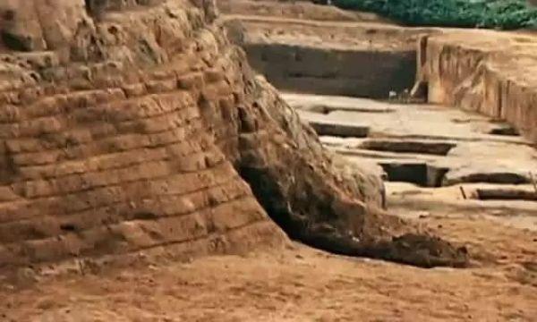 “流沙墓”坐着“守灵人”，一坐就是2500年，考古家：古墓完好