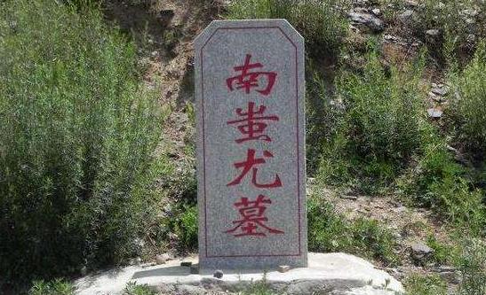 守墓人|深山出现千年古墓，守墓人死活不愿专家考古，保护它慌说是白龙坟