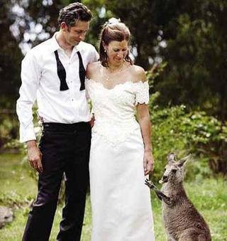 一对情侣结婚别出心裁 竟有袋鼠做“伴娘”