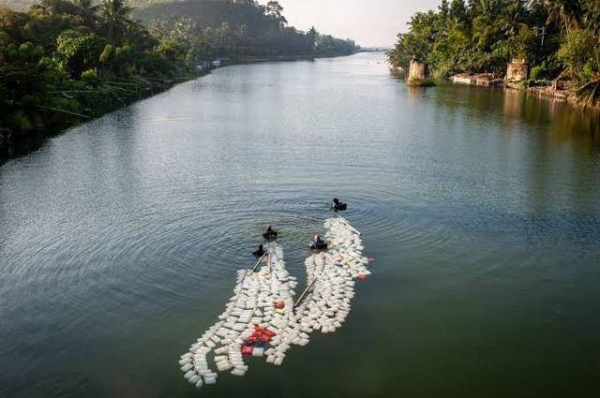 八十几岁的老人, 仍需拖着数百个塑料瓶游在河里, 去上游取淡水