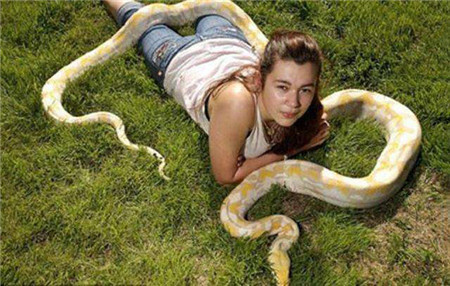 蛇娃幻想自己是蛇类，看到陌生人就开咬(5)