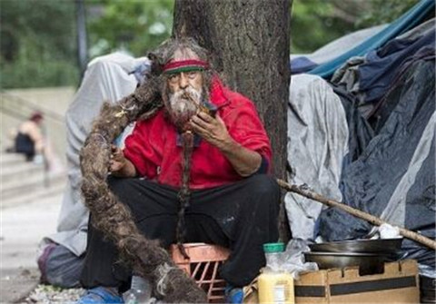 老人■老人常年不洗头，儿女用三包洗衣粉给老人清洗，老人苦笑