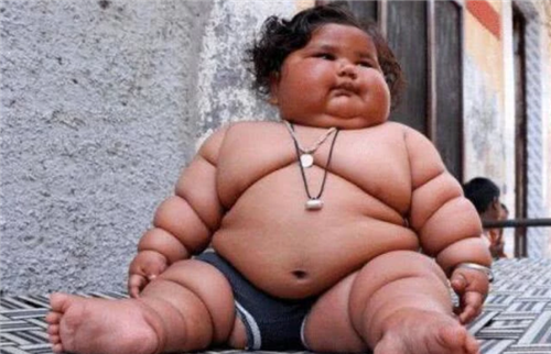 印度第一女巨婴：1岁体重45斤，一顿吃2斤米，如今过得怎样