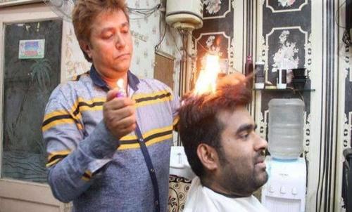 开挂的印度理发师，理发不用剪刀用火烧，每天生意爆棚