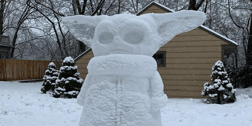 美加遭受暴风雪吹袭 《星球大战》迷在雪地堆砌出尤达宝宝雪人“Snowda”