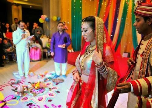 印度小伙与中国女孩婚礼：自助餐的婚宴，想吃饭得排队