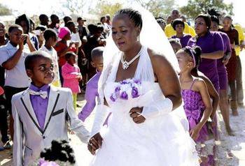 9岁男童同62岁老妇人完婚，背后的原因令人感动