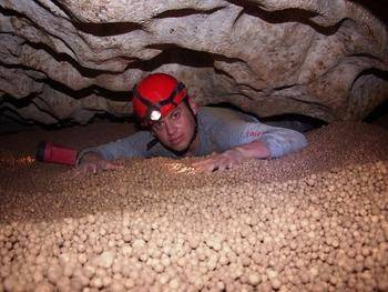 男子在山洞里面探险，竟意外的发现了大量未经打磨的“珍珠”