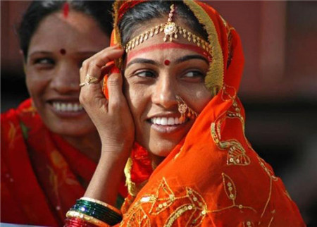 印度美女额头上的“美人痣”是装饰用的吗？原来用处这么大！(4)
