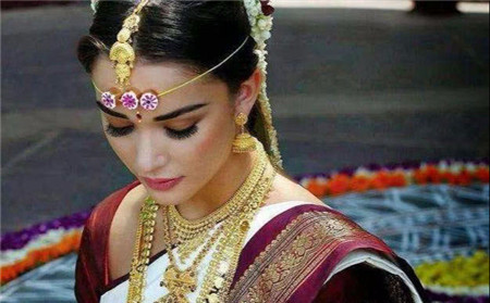 印度美女额头上的“美人痣”是装饰用的吗？原来用处这么大！