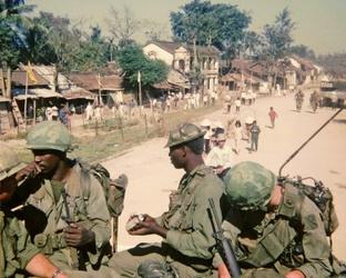 为何越南能对抗美军20年，却挡不住解放军一个月？越女兵这样回答