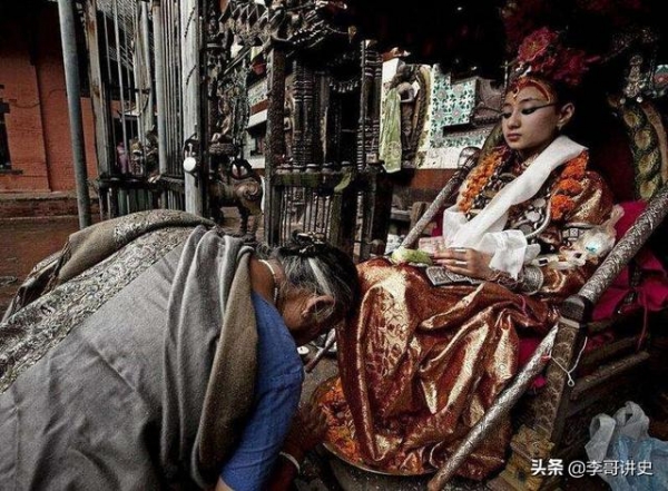 尼泊尔神秘的“活女神”，双脚不能接触地面，国王见了都得下跪