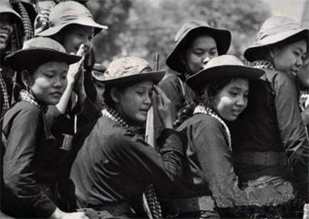 对越自卫反击战，被俘虏的越南女兵会主动脱掉衣服，原因有很简单