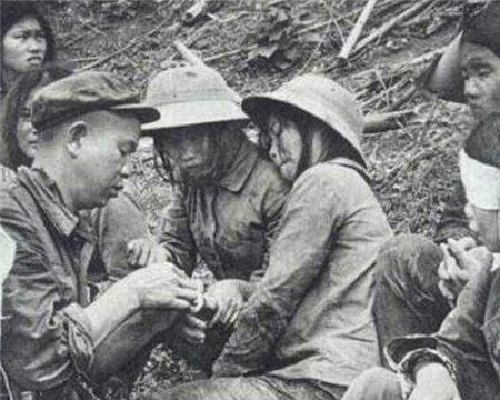 对越自卫反击战，被俘虏的越南女兵会主动脱掉衣服，原因有很简单