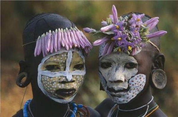 非洲这个原始部落，节日当天女性可抢夺外族男性，网友：有辱斯文