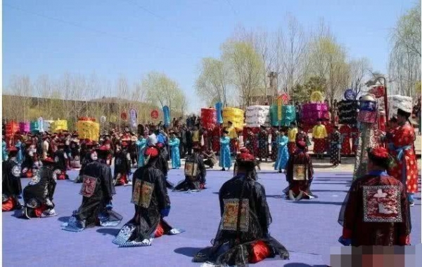 「」活在梦里？清朝灭亡107年后，乾隆7世孙大摆排场穿龙袍祭祖