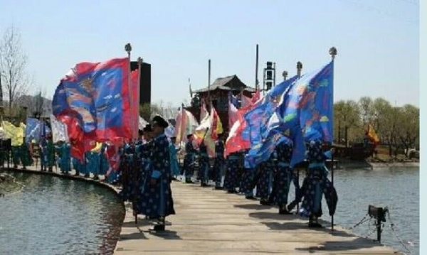 「」活在梦里？清朝灭亡107年后，乾隆7世孙大摆排场穿龙袍祭祖