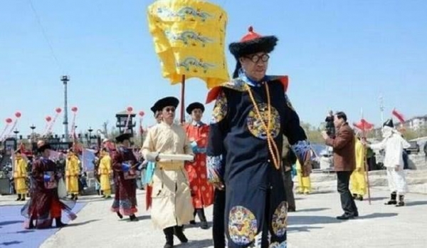 「」活在梦里？清朝灭亡107年后，乾隆7世孙大摆排场穿龙袍祭祖