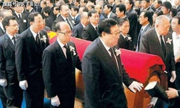 「国家」他将2000亿财富无偿捐给中国，死后享国葬，如今儿子却开出租谋生