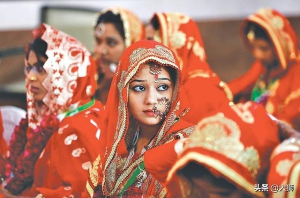 在印度，长得太美也是一种罪，嫁人之前要先嫁给一棵树或一条狗