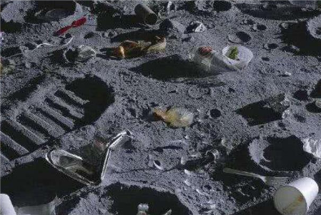 美国留在月球上的“垃圾”，如今已变身古董，拍卖出20万天价(2)