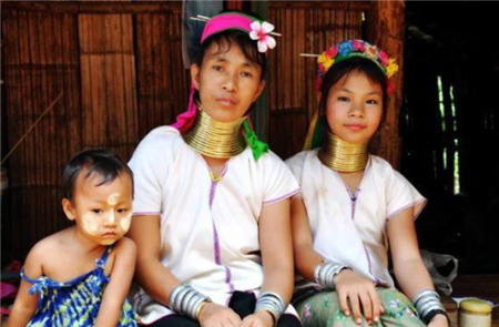 泰国长颈族女孩5岁起就戴颈圈，一生只能摘三次，原因让人泪目！(4)