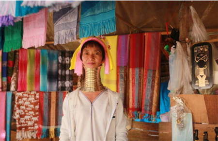 泰国长颈族女孩5岁起就戴颈圈，一生只能摘三次，原因让人泪目！(3)