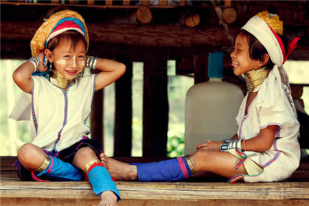 泰国长颈族女孩5岁起就戴颈圈，一生只能摘三次，原因让人泪目！(5)