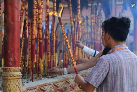 『寺庙』我国最会“圈钱”的寺庙，每天进账几十万，只得用麻袋装钱！