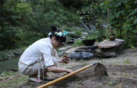 「妇女」女子在山上采药意外怀孕，生出孩子后，全村人不淡定了