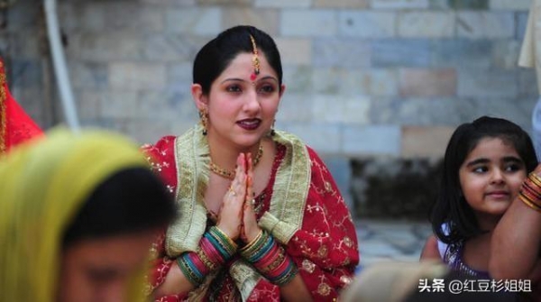 印度女子因娘家没给嫁妆，被丈夫打晕后吊在天花板上