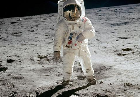 假如宇航员在月球上尿急了，应该怎么办？说出来你或许不相信