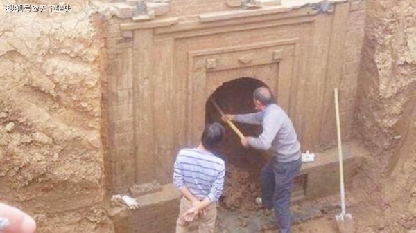 农民发现千年古墓，专家打开墓室后，竟发现墓门后面站着一个人