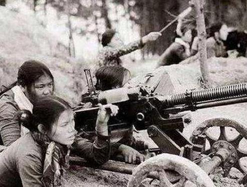 因长相太帅气，被2名越南女兵掳走，在深山生活十几年重回故土