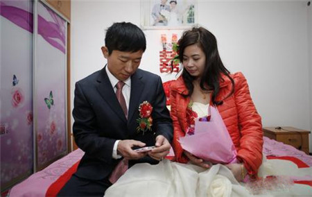4旬老汉娶21岁越南媳妇，新婚夜女子叫了一声，老汉彻底崩溃！(3)