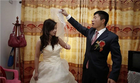4旬老汉娶21岁越南媳妇，新婚夜女子叫了一声，老汉彻底崩溃！