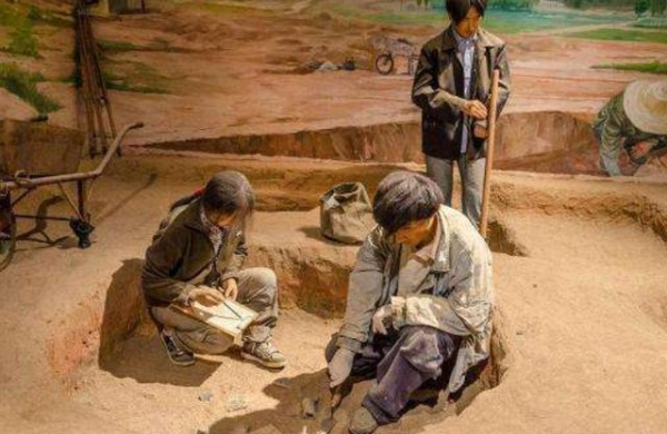 女孩|7000年古墓出土少女遗骸，身上插18把凶器，专家看后倒吸一口凉气