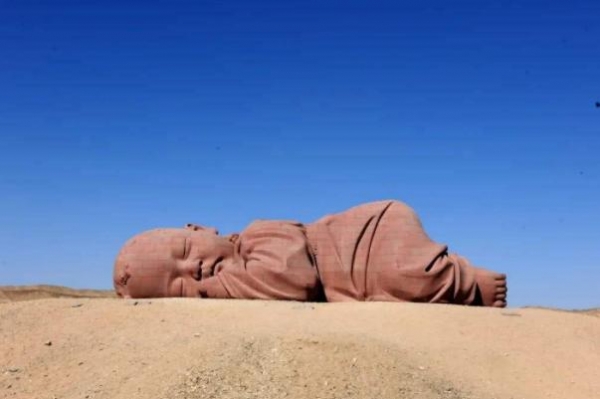 最让人心疼的“巨婴”，独自在戈壁上躺了4年，游客表示太可怜了