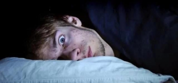 人正在睡觉时，为何身体会突然一抖？看完涨知识了