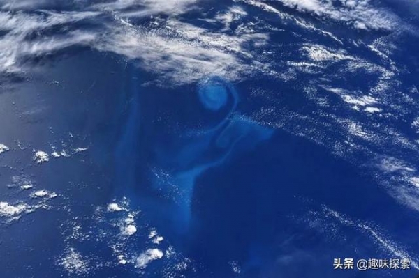 直径数十公里！宇航员发现南太平洋出现神秘漩涡，犹如一幅水彩画
