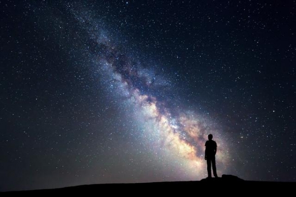 为什么现在看不到银河了？宇宙正在膨胀，星星都飞到看不见了吗？