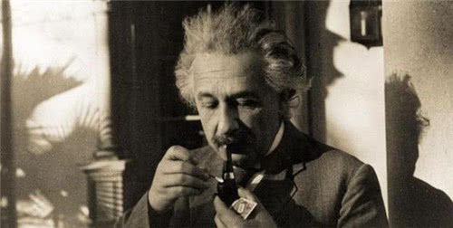 为何爱因斯坦的照片大多是上半身？看到他鞋子后，网友：不愧是天才