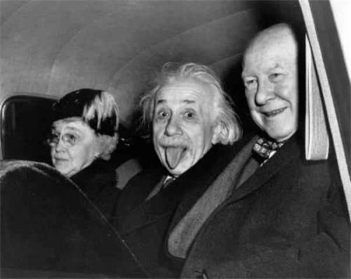 为何爱因斯坦的照片大多是上半身？看到他鞋子后，网友：不愧是天才