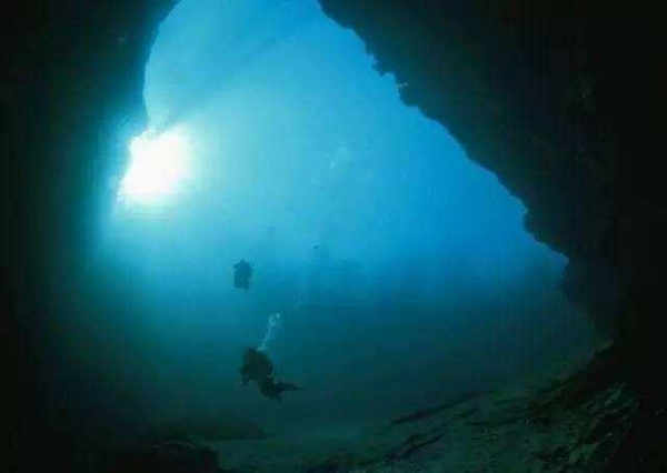 百慕大三角谜团再次被揭开，竟然存在巨型洞穴，科学家惊艳到了