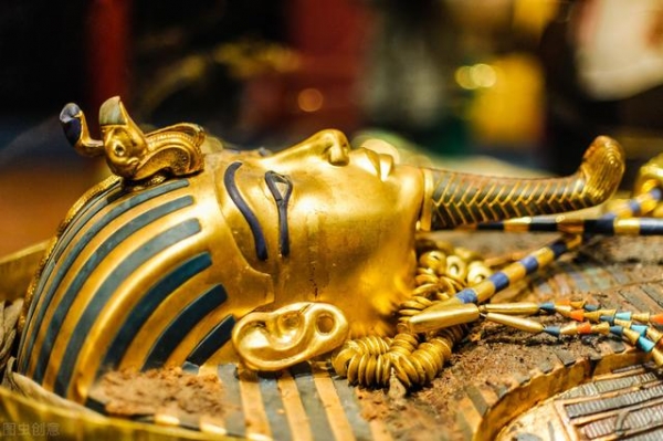 为什么进入埃及金字塔内部的人，大部分会离奇死亡？