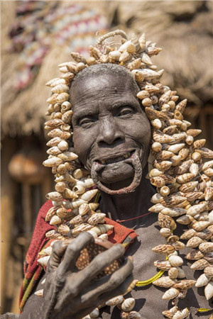 非洲摩尔西族：女人唇盘越大，出嫁的时候获得的彩礼越多(5)