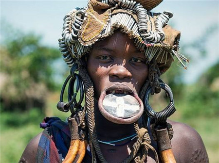非洲摩尔西族：女人唇盘越大，出嫁的时候获得的彩礼越多