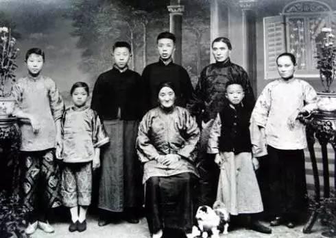 34岁巴黎老板娘，爱上小4岁中国古董商，为何又将15岁女儿嫁给他