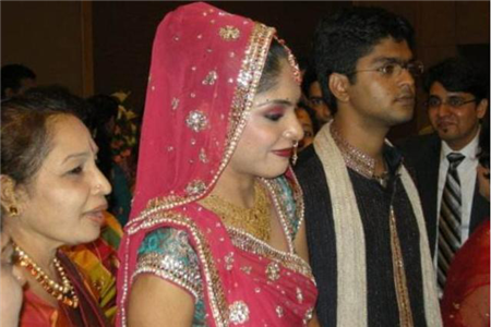 印度这个婚礼习俗，总能将喜事变成丧事，如遇见要立即躲闪开