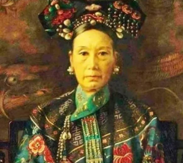 清朝宫女脖子上为啥挂着一条白绢？不是为了保暖，是为了方便皇帝